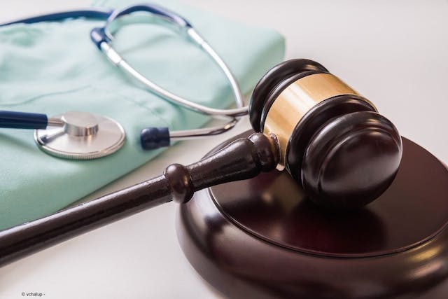 Gavel and stethoscope | Image Credit: © vchalup - stock.adobe.com